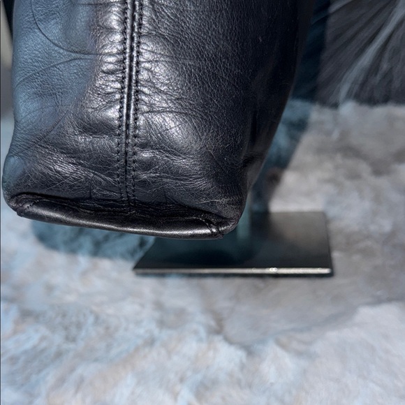 CHANEL Black Lambskin Leather Tote with Luxury Design - Picture 9 of 15